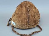 une image représentant un chapeau marron entouré d'une corde