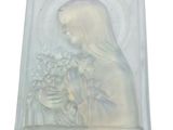 une photo d'une plaque en verre représentant une femme tenant des fleurs