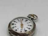 une montre de poche en argent avec des chiffres romains