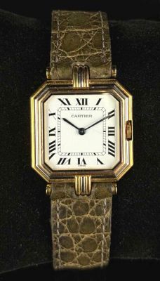 une image représentant une montre en or ornée de chiffres romains