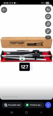 une photo représentant une paire de skis et une boîte de skis