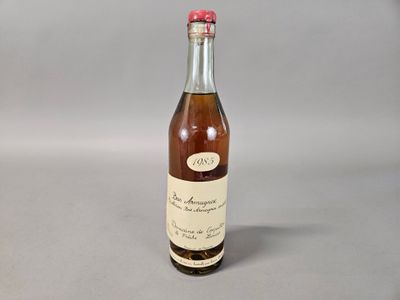 une bouteille de vin posée sur une table