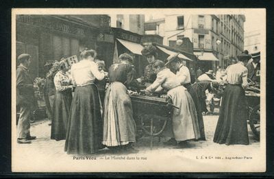une photo en noir et blanc d'un groupe de femmes dans la rue