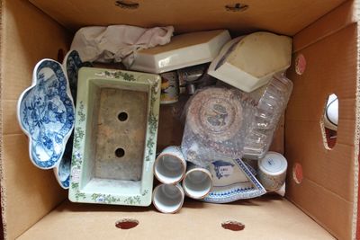 une boîte en carton remplie d'assiettes et de plats de toutes sortes