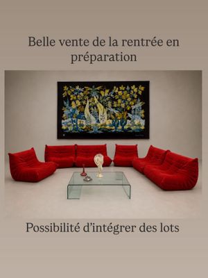 une photo d'un salon avec des canapés rouges et une table basse en verre