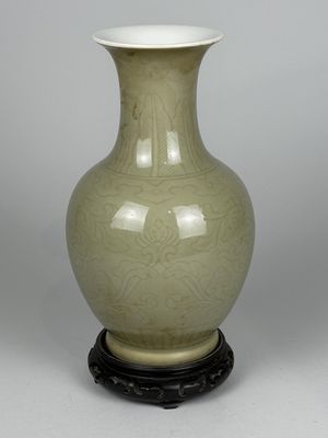 Vase en porcelaine céladon de forme balustre à décor de nuée…