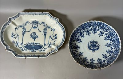 deux assiettes bleues et blanches posées sur une table