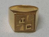 l'image d'une bague en or ornée d'une croix