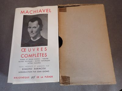 un livre sur lequel figure la photo d'un homme