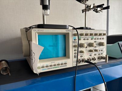 une image représentant un ordinateur posé sur un comptoir bleu