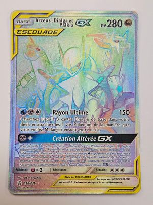 La carte Pokémon est posée sur une table avec un fond blanc.