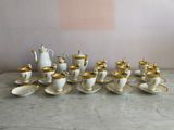 de nombreuses tasses et soucoupes posées sur une table en marbre