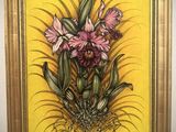 un tableau représentant des fleurs roses dans un cadre doré, sur fond jaune