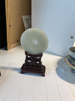un vase et une assiette posés sur une table dans une pièce