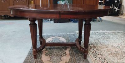 une table placée au milieu d'une pièce