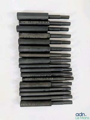 un tas de tiges noires posées sur une surface blanche