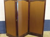 deux portes-paravents marron munies de poignées de chaque côté