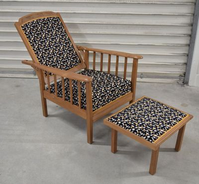 une chaise en bois avec un repose-pieds devant une porte de garage