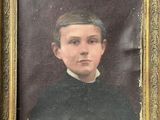portrait d'un jeune homme vêtu d'une chemise noire et d'un chapeau