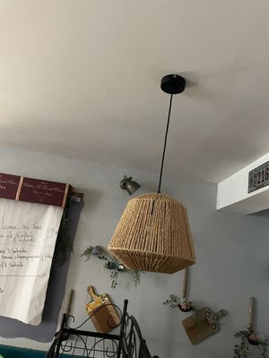 une lampe suspendue au plafond au-dessus d'un lit