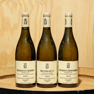 trois bouteilles de vin posées sur un tonneau en bois