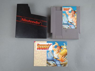 Deux cartouches de jeu Nintendo sont posées l'une à côté de l'autre sur une table.