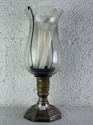 un vase en verre contenant une bougie