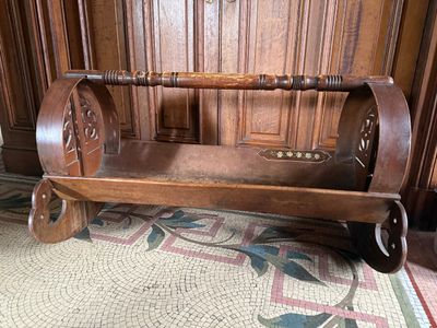 un banc en bois posé sur un sol carrelé