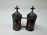paire de salières et poivrières anciennes en pewter ornées de croix