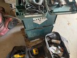 de nombreux outils qui sont posés sur un chariot dans la pièce