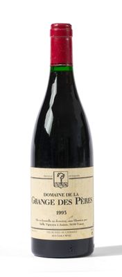 une bouteille de vin posée sur une table