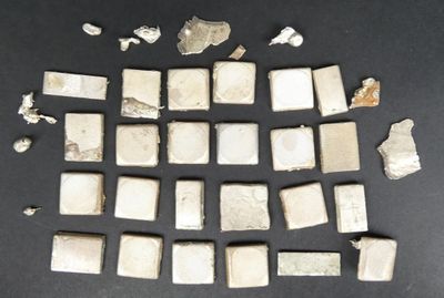 plusieurs morceaux de marbre blanc sont disposés sur une surface noire