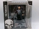la figurine de Punish dans une boîte ornée d'un crâne blanc