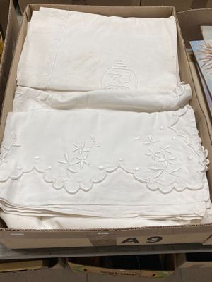 une boîte contenant de nombreux chiffons blancs