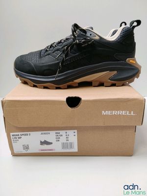 Chaussures de randonnée Merrell pour homme, présentées dans une boîte posée sur une surface blanche