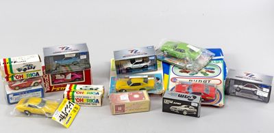 un grand nombre de petites voitures posées sur une table