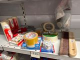 une étagère sur laquelle sont disposés divers articles dans un magasin