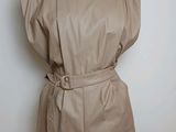 veste sans manches sur un mannequin, un mannequin, un mannequin, un mannequin, un mannequin, un mannequin, un mannequin, un mannequin, un mannequin