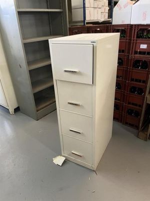 une photo d'un classeur blanc dans un entrepôt