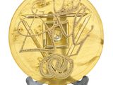 l'image d'une plaque d'or ornée d'un motif