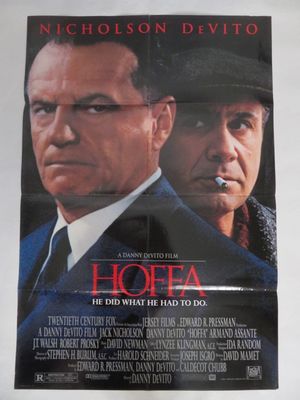 L'affiche du film « Hofea » est accrochée au mur.