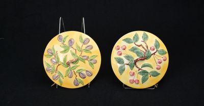 deux assiettes jaunes ornées de fleurs et de feuilles sur fond noir
