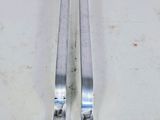une paire de skis posés l'un à côté de l'autre sur une table blanche