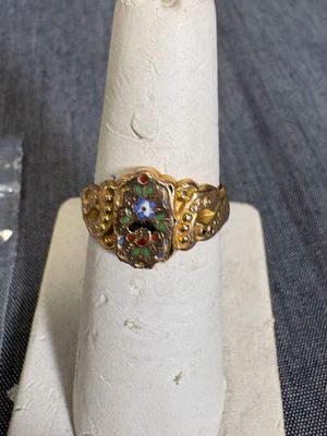 une bague en or sertie d'une pierre multicolore