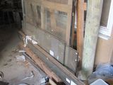 une photo d'une pièce où l'on voit beaucoup de bois et de verre