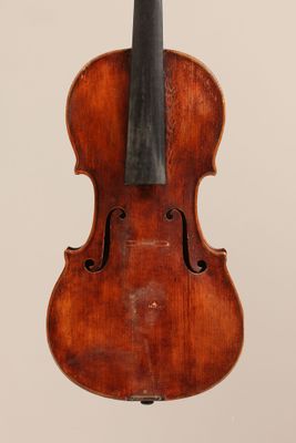 un vieux violon avec un archet accroché à son dos