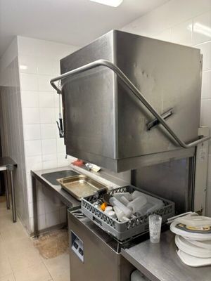 une cuisine équipée d'une cuisinière, d'un évier et d'un lave-vaisselle