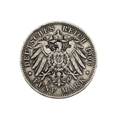 Gros plan sur une pièce d'argent ornée d'un aigle
