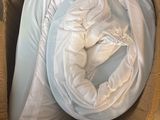 une boîte contenant un oreiller et une couverture