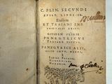 un livre écrit posé sur une table